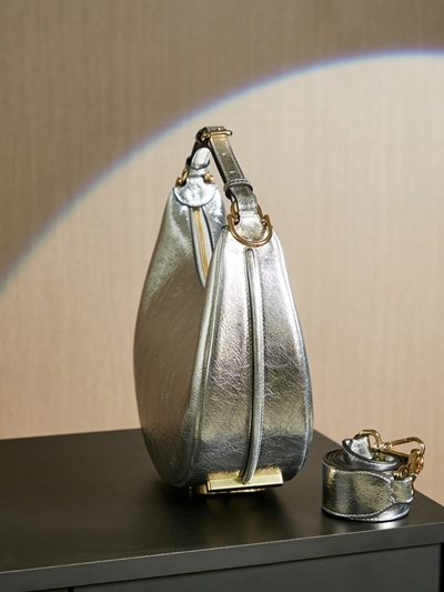 フェンディバッグ背面デザイン